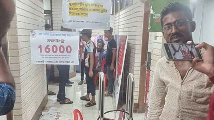 শাহবাগে জুলাই ফাউন্ডেশনের অফিসে ভাঙচুর, আহতদের ক্ষোভ