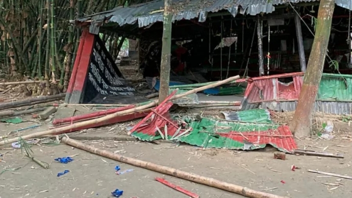 পুলিশের উপস্থিতিতেই রাজশাহীতে খানকা শরিফে হামলা-ভাঙচুর