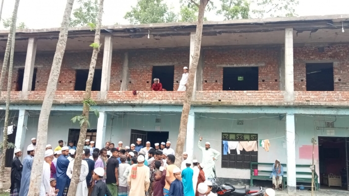 দেবিদ্বারে অধ্যক্ষকে তাড়িয়ে দিতে কলেজে বহিরাগতদের হামলা